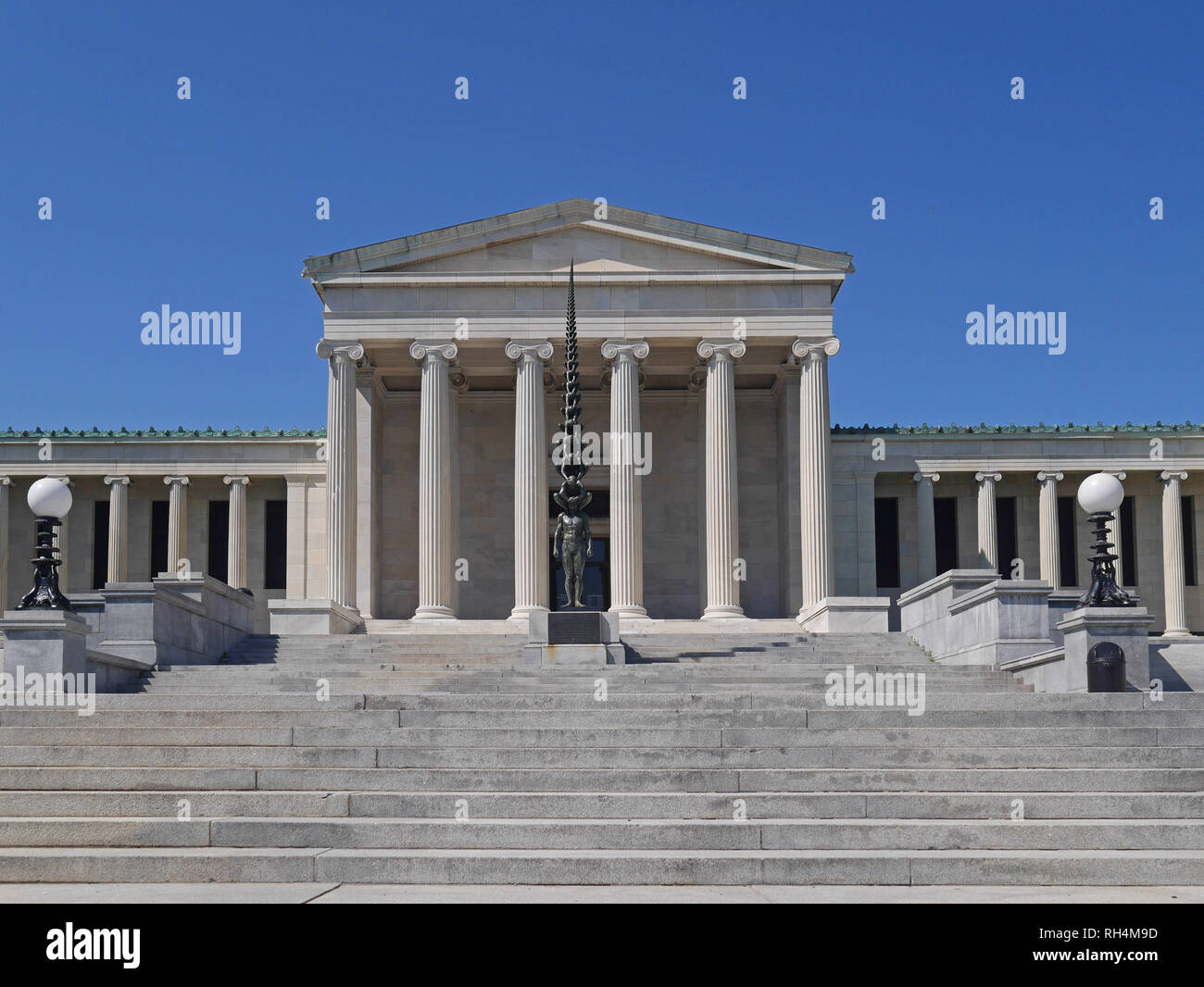 Il bufalo, STATI UNITI D'AMERICA - Agosto 2016: la signora Albright Knox Galleria d'arte del design esterno imita un tempio greco, ma la sua collezione è dedicata principalmente alla moderna Foto Stock