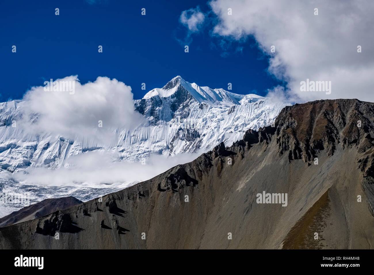 Vista su un crinale al coperto di neve di vertice Kangsar Kang Foto Stock