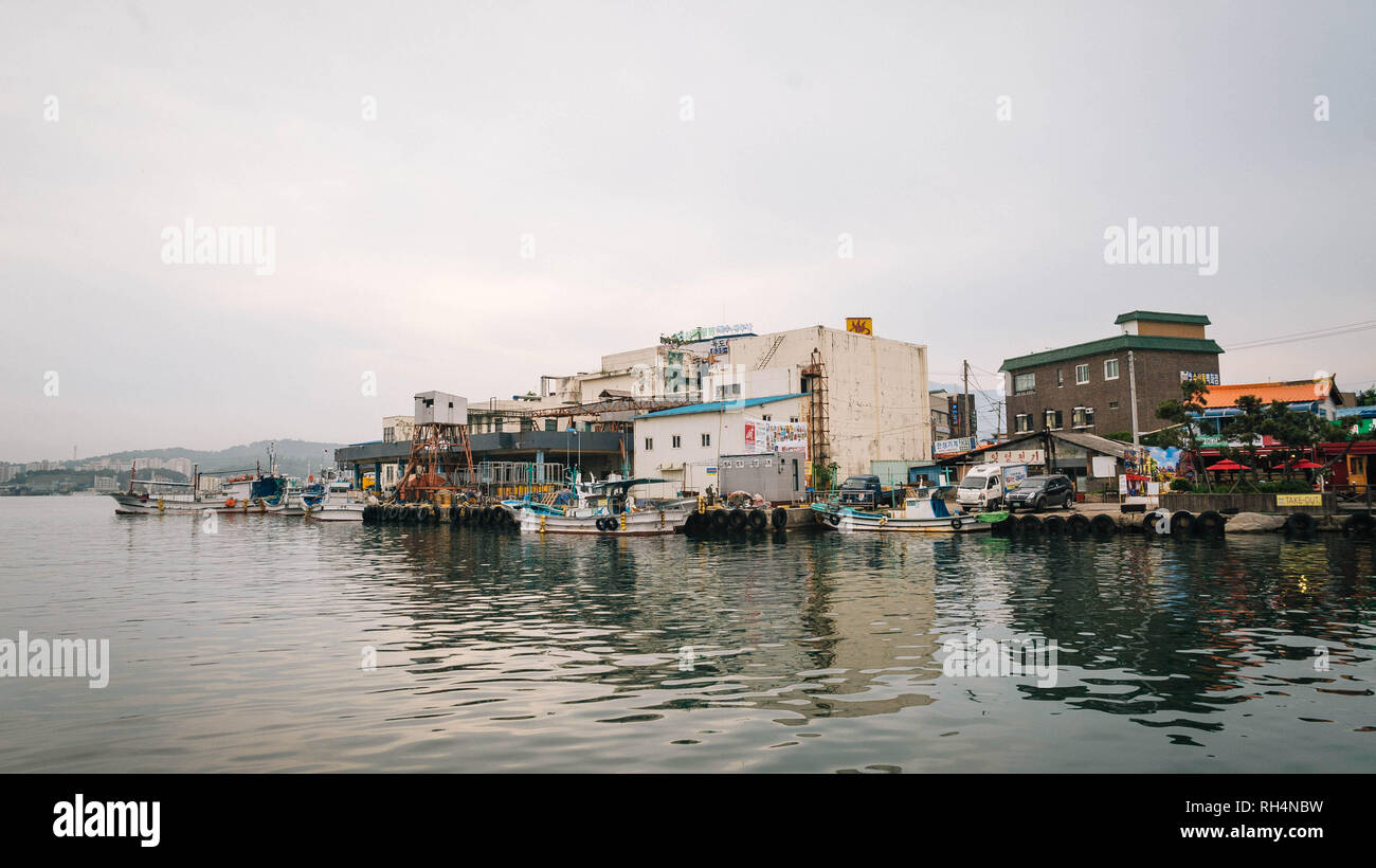 Attraversamento di acqua dalle barche Gaetbae Abai nel villaggio di Gangwon, Corea del Sud Foto Stock