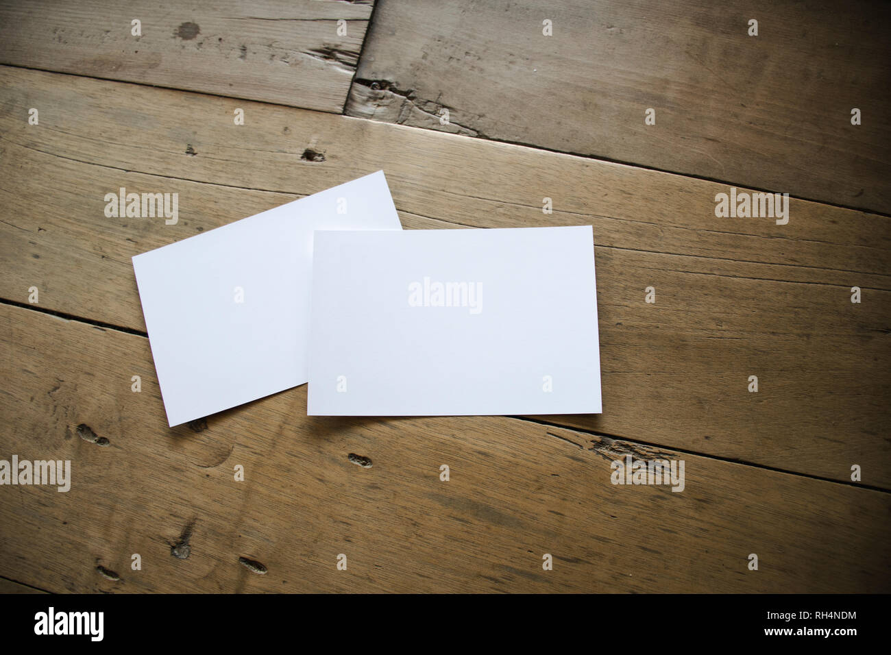 Vista superiore della cartolina bianco o carte sul vecchio sfondo di legno Foto Stock
