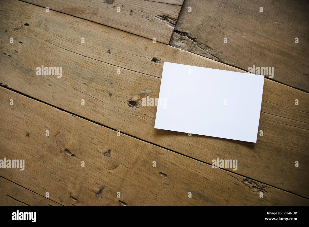 Vista superiore della cartolina bianco o carta sul vecchio sfondo di legno Foto Stock