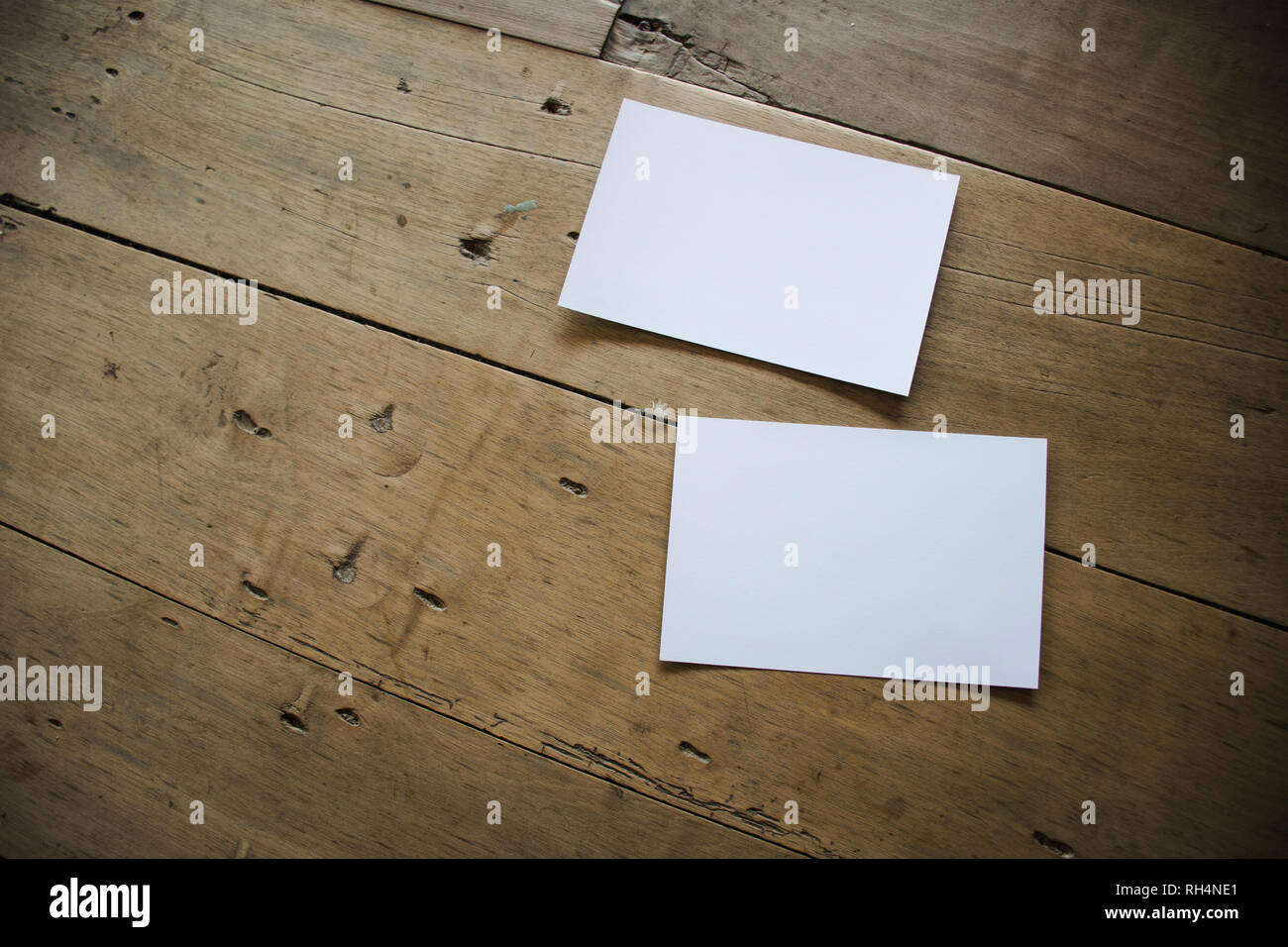 Vista superiore della cartolina bianco o carte sul vecchio sfondo di legno Foto Stock