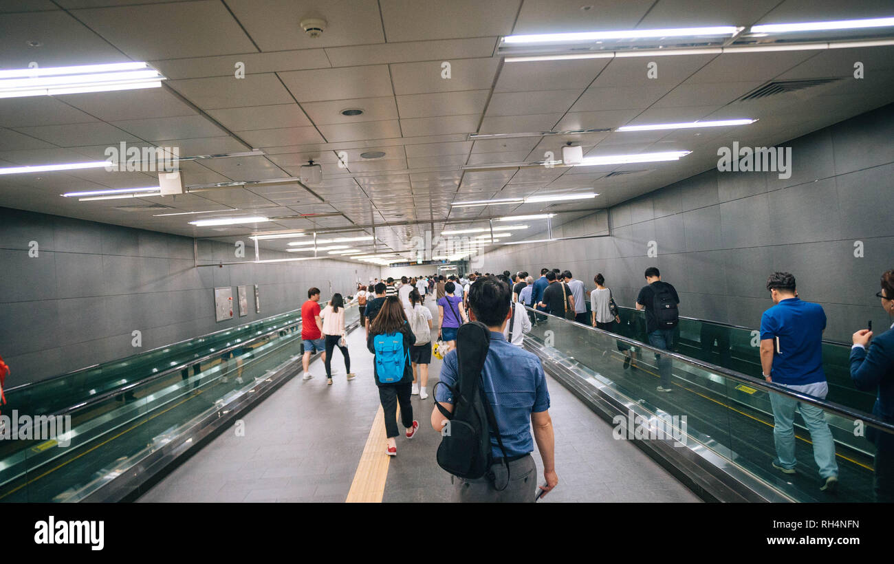 Uscita della metropolitana sulla strada per il mercato Gwangjang in Jongno, Seoul, Corea del Sud Foto Stock