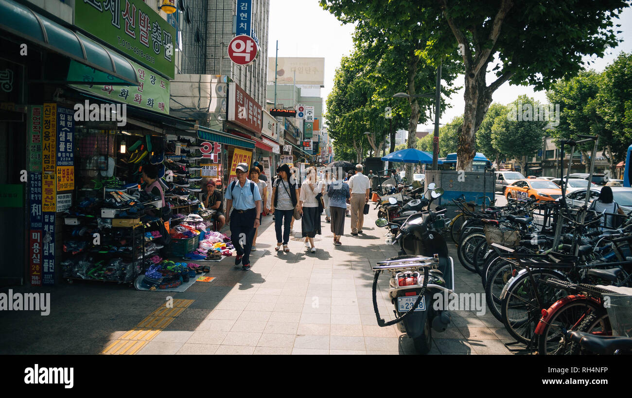 A pochi isolati di distanza sulla strada per il mercato Gwangjang in Jongno, Seoul, Corea del Sud Foto Stock