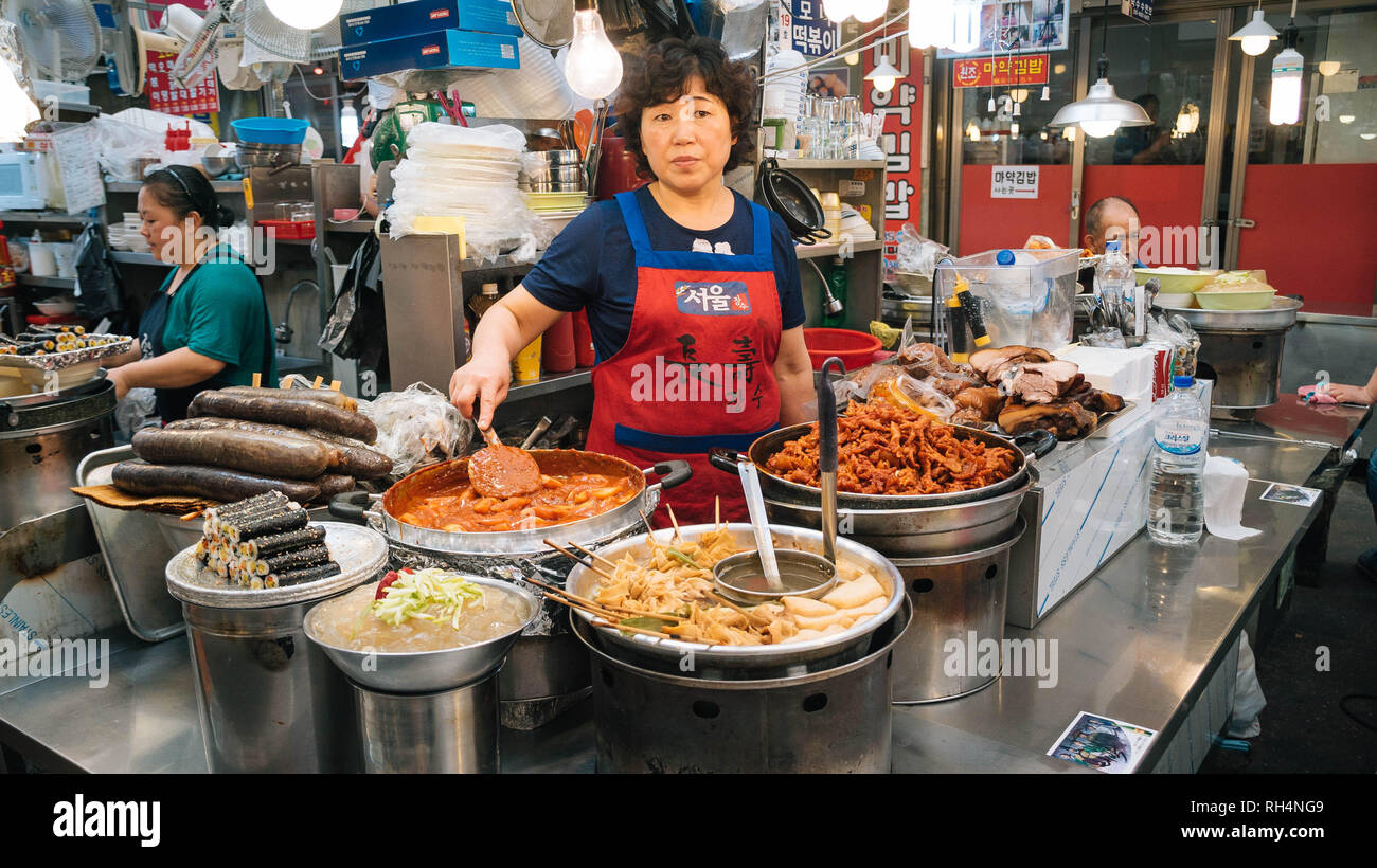 Una donna la vendita di cibo Coreano presso il mercato Gwangjang a Seul, Corea del Sud Foto Stock