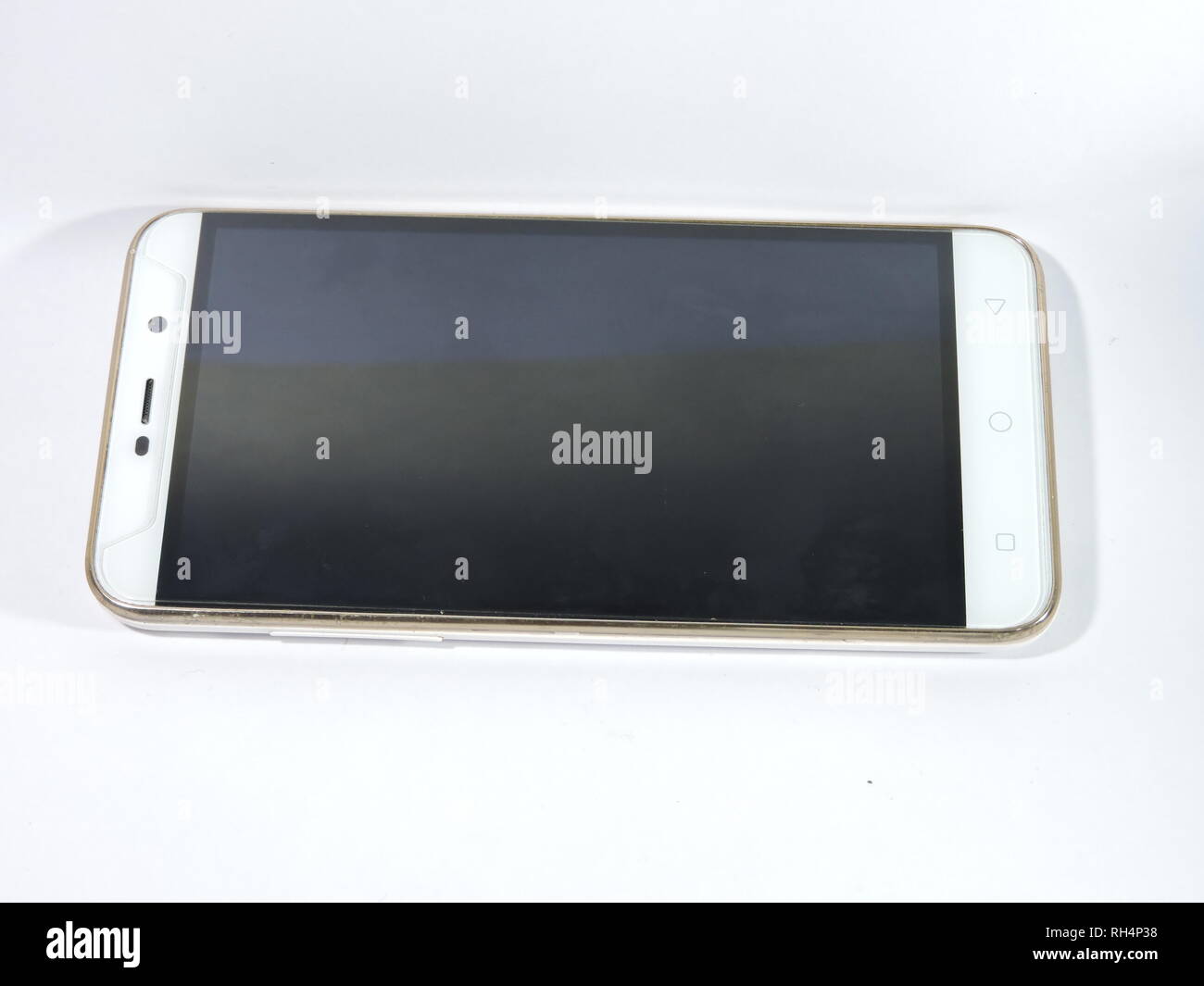 Aprire il telefono mobile che mostra lo schermo e il chipset della scheda madre Foto Stock