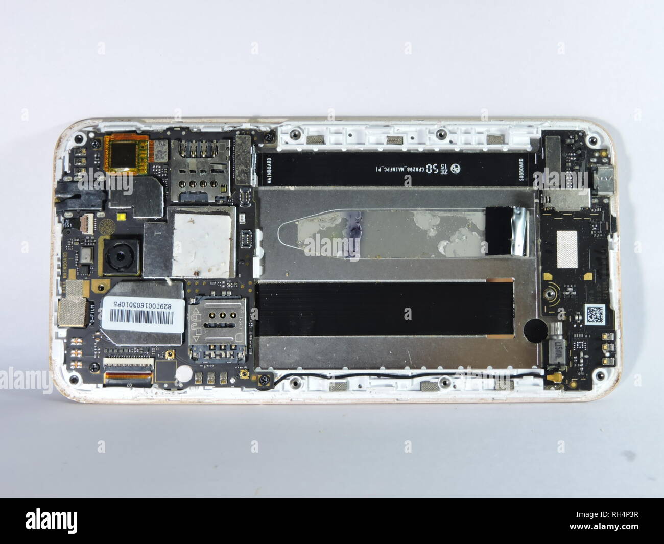 Aprire il telefono mobile che mostra lo schermo e il chipset della scheda madre Foto Stock