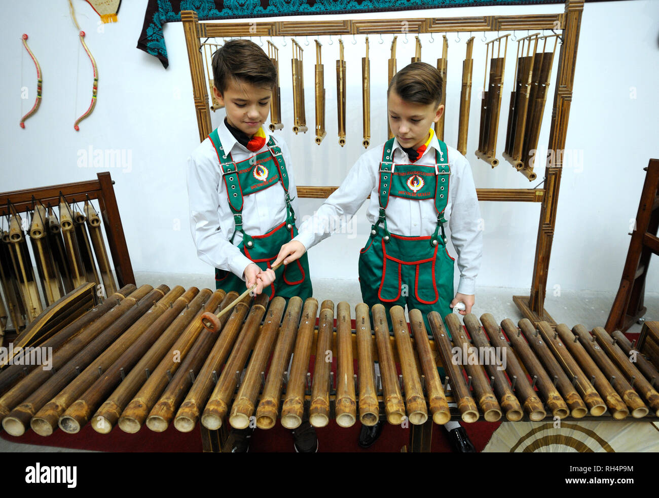 Ragazzi giocare Indonesiano tradizionale strumento musicale. Outlook world festival della cultura. Ottobre 27, 2018. A Kiev, Ucraina Foto Stock