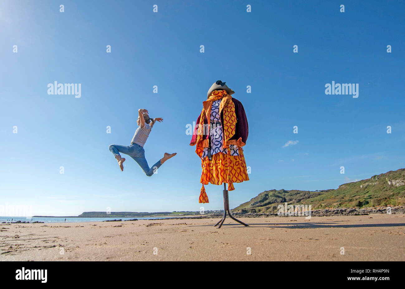 Vintage Vivienne Westwood squiggle vestiti di stampa su un manichino, prese a Slade Bay sulla Penisola di Gower vicino a Swansea. Foto Stock