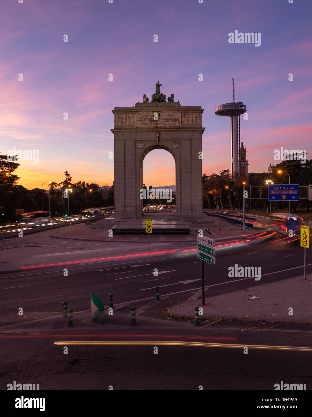 Tramonto dell'iconico Moncloa Arch e Faro de Moncloa a Madrid Foto Stock