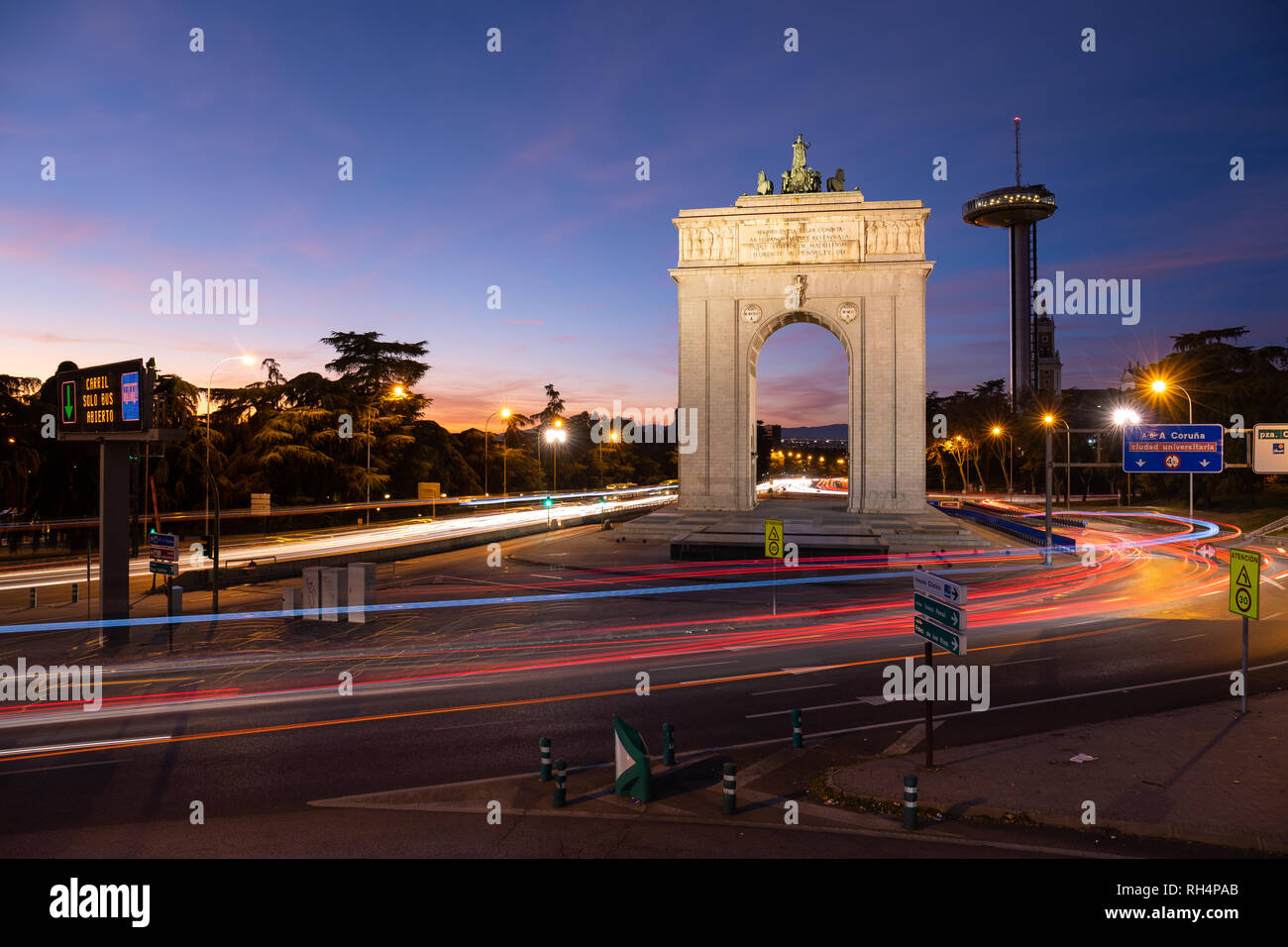 Tramonto dell'iconico Moncloa Arch e Faro de Moncloa a Madrid Foto Stock
