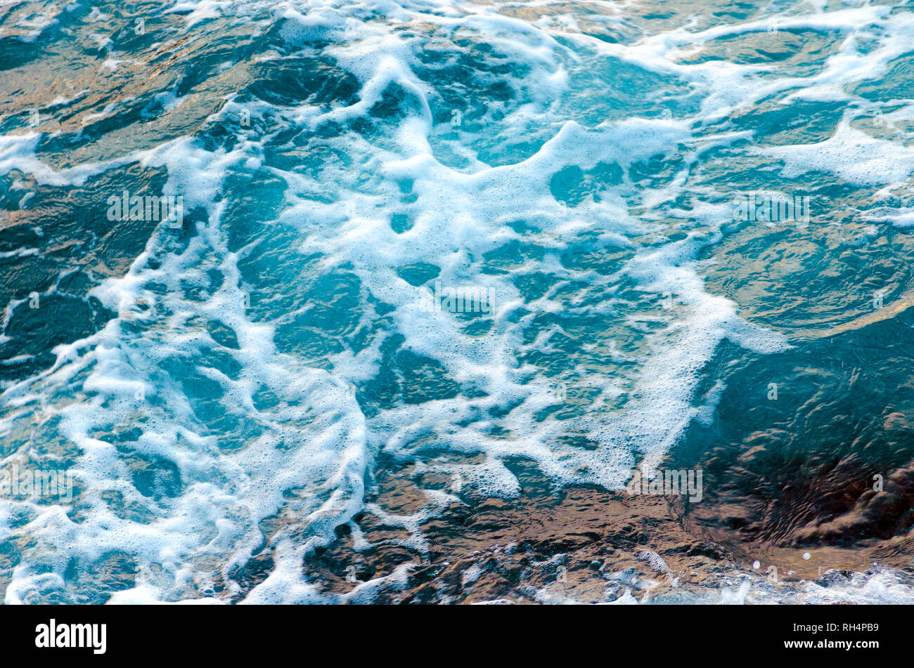 Acqua schiumosa onde dell'oceano, vista dall'alto. Vista dall'alto mare texture. Foto con motion blur. Foto Stock