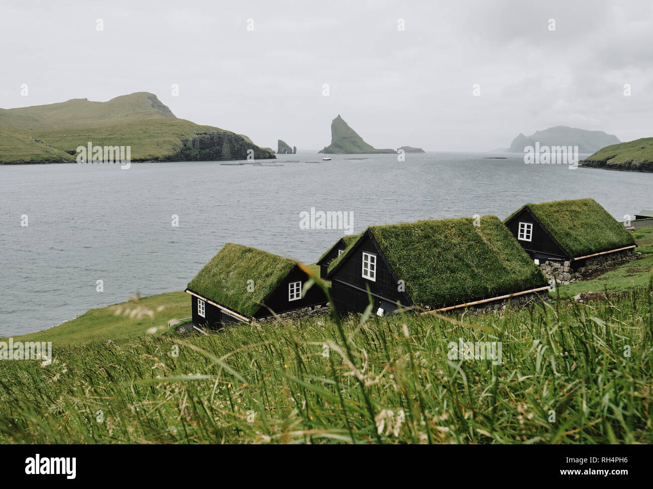 Dal tetto del fondo erboso Holiday Cottages si affaccia su Mykines Funzionario Ministeriale nelle isole Faerøer. Foto Stock