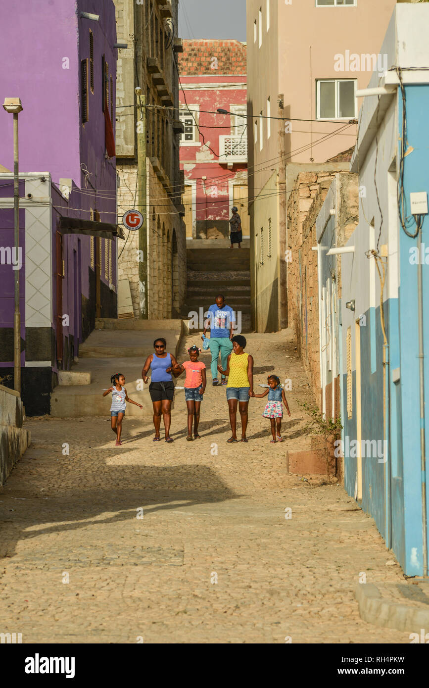 Capo Verde Isola di Maio: le donne e i bambini a camminare in una strada della città di Vila do Maio (Porto Ingles) Foto Stock