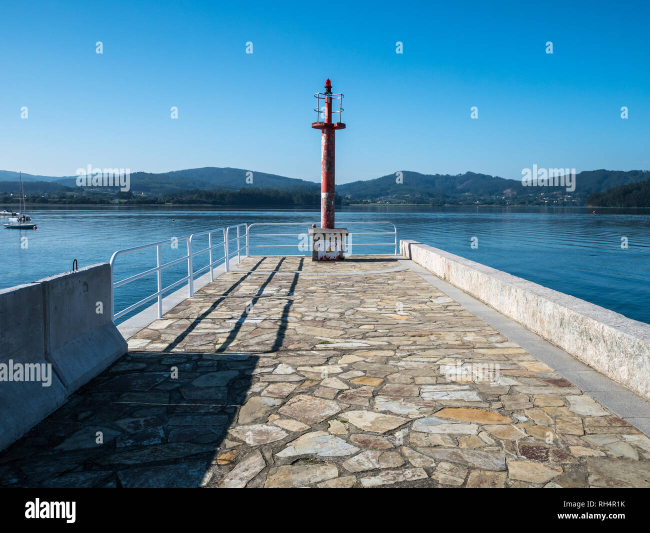 Faro a luce rotante all'entrata del porto di Ortigueira, Rias Altas, Galizia, Spagna Foto Stock