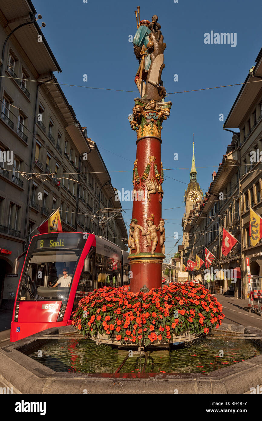 La medioevale Fontana Pfeiferbrunnen raffigura il menestrello, suonando le cornamuse, in piedi sul pilastro colorato a Berna, Svizzera Foto Stock