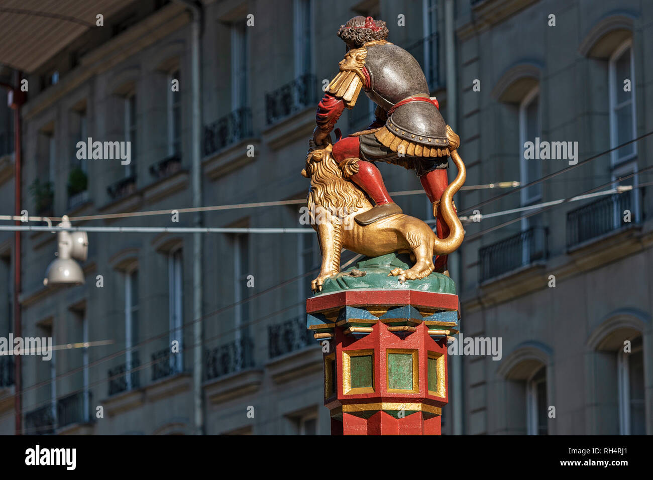 Simsonbrunnen o Sansone fontana rappresenta la storia biblica di Sansone che uccide un leone in Berna, Svizzera. Foto Stock