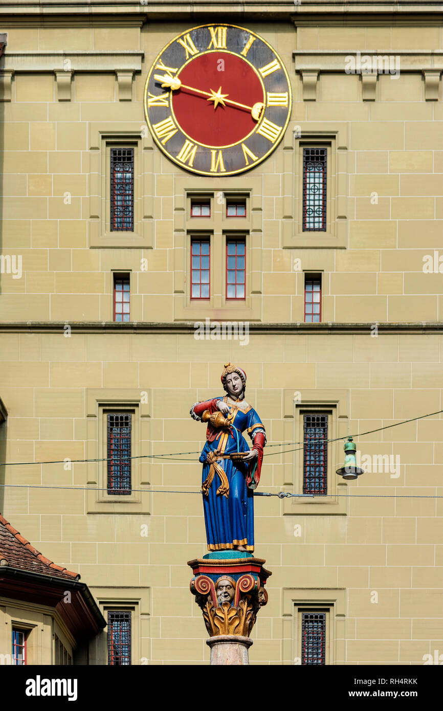 Anna-Seiler-Brunnen, una fontana decorata con statua del fondatore del primo ospedale nella città di Berna, Svizzera Foto Stock