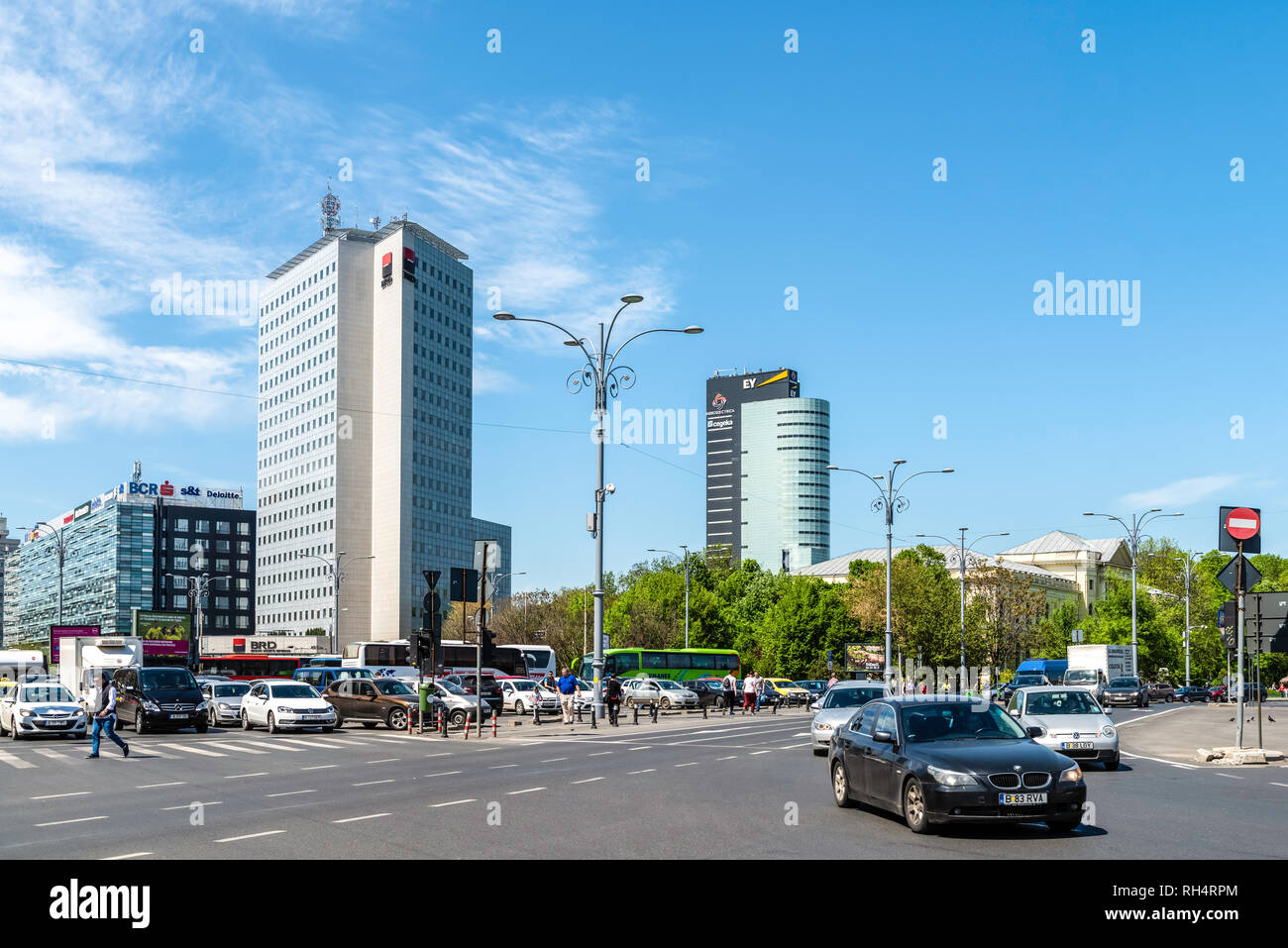 Bucarest, Romania - 16 Aprile 2016: Rush Hour di traffico su Piazza della Vittoria, incrocio principale nel centro di Bucarest di alcune delle strade principali Calea V Foto Stock