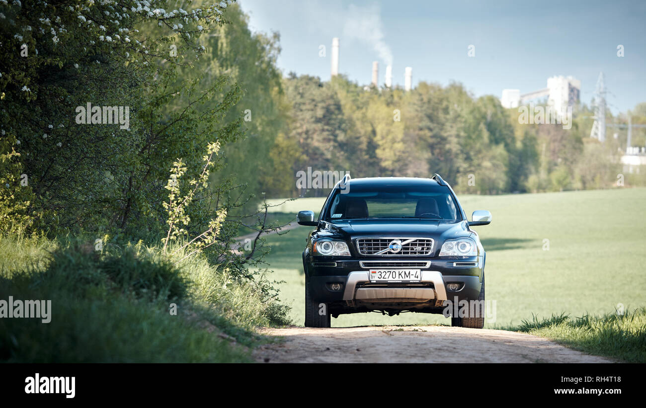 GRODNO, Bielorussia - Maggio 2015: Volvo XC90 4.4 v8 1a generazione restyling 4WD SUV test drive in primavera il campo paese strada su sfondo di foresta con tubi Foto Stock