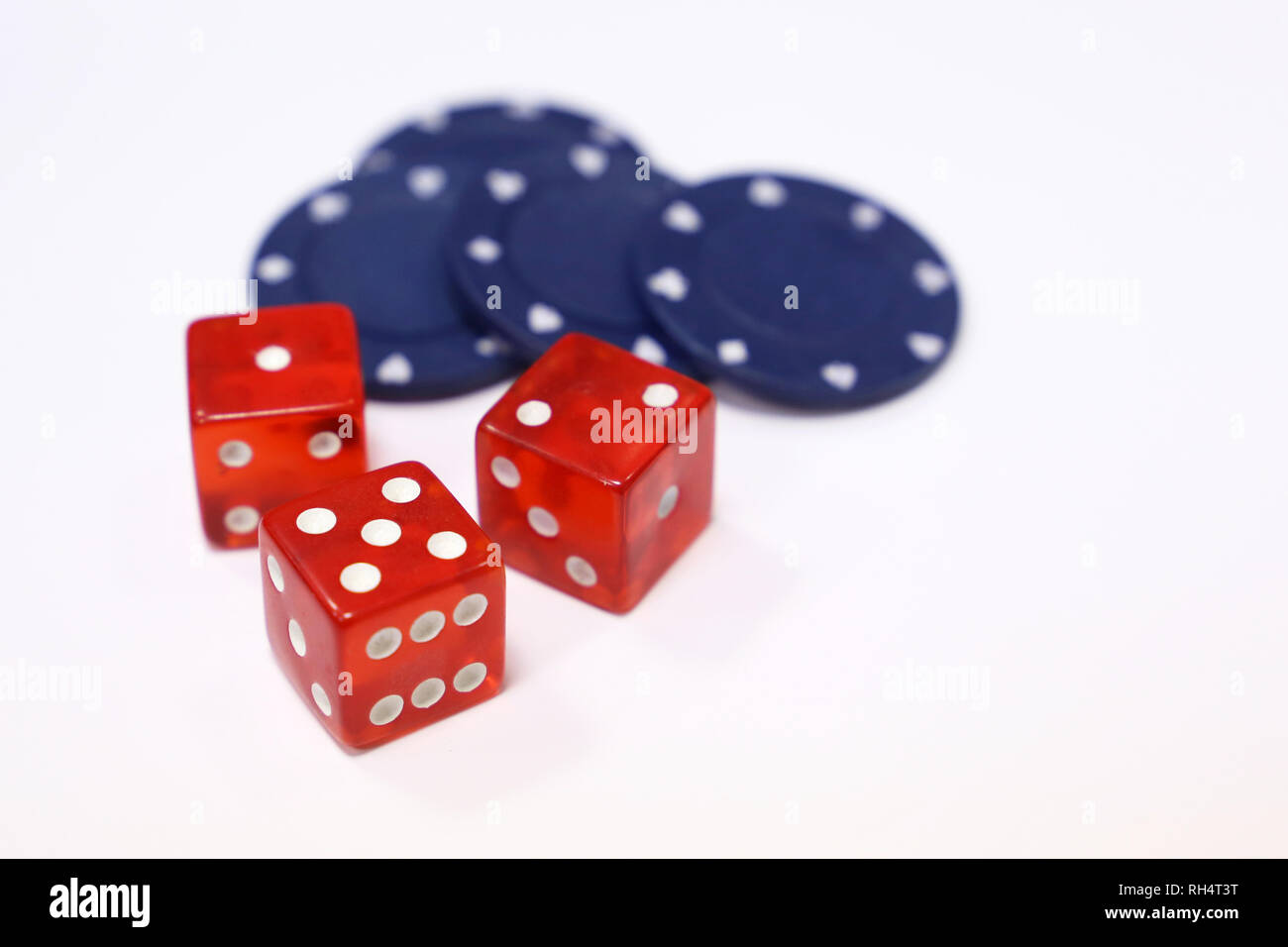 Dadi rossi e casino gaming chips isolato su bianco. Sfondo per il gioco d'azzardo, fortuna, giochi di casinò Foto Stock