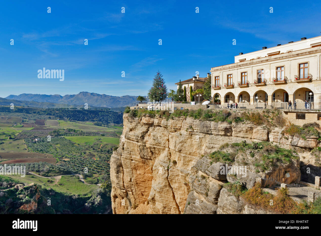RONDA Andalusia Spagna il Parador hotel nel periodo di Natale che si affacciano sui campi e aziende agricole e la Serrania de Ronda montagne Foto Stock