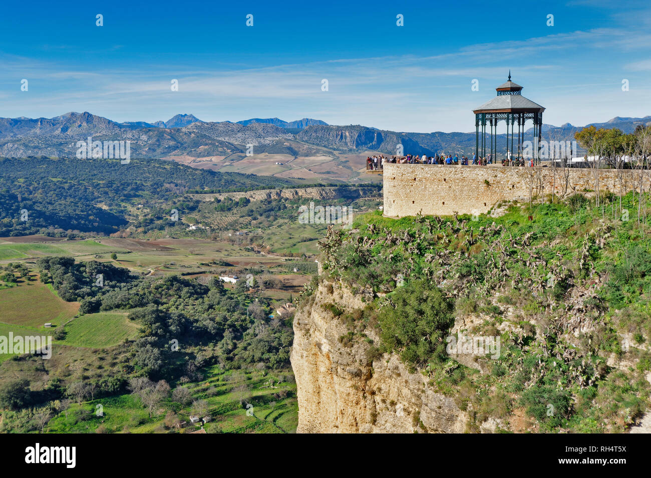 RONDA Andalusia Spagna turisti per il punto di vista che si affacciano sui campi e aziende agricole e la Serrania de Ronda montagne Foto Stock