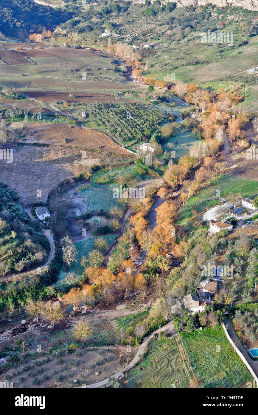 RONDA Andalusia Spagna vista sulle aziende agricole campi alberi autunnali e il fiume Guadalevin su un gelido mattino Foto Stock