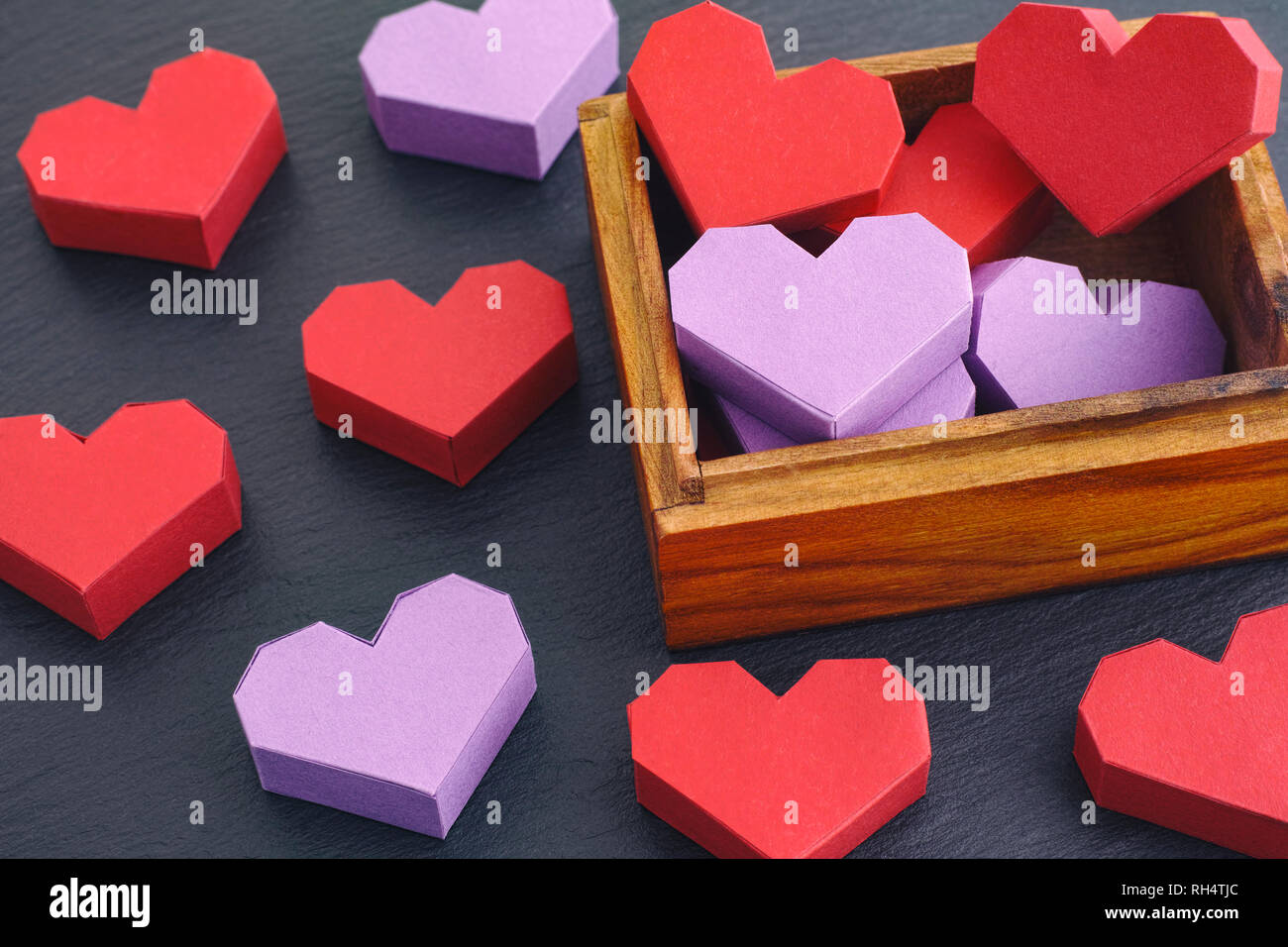 Carta rossa origami cuore dentro una scatola di legno. Close up Foto stock  - Alamy
