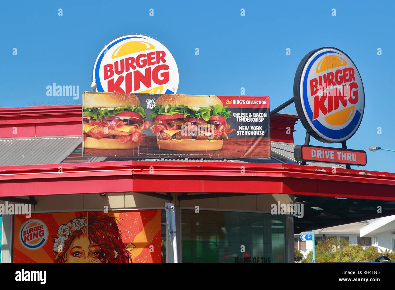 Burger King segni sopra l'entrata del ristorante in Tauranga, Nuova Zelanda Foto Stock