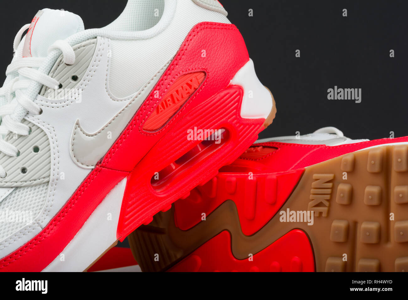 BURGAS IN BULGARIA - Agosto 29, 2016: Nike Air Max scarpe donna - sneakers - formatori in bianco e arancione su sfondo nero. Nike è un global sports Foto Stock