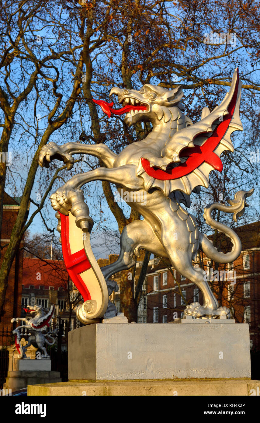 Londra, Inghilterra, Regno Unito. Dragon segna il confine della città di Londra Victoria Embankment. Ghisa modello, design basato su due grandi dragon scolpire Foto Stock