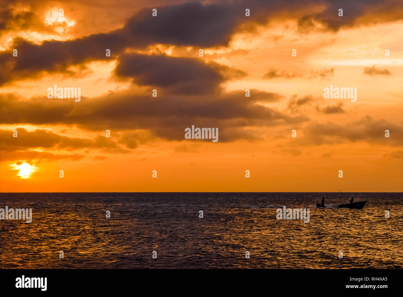 Cielo arancione come testa di pescatori home al tramonto in Montego Bay Foto Stock