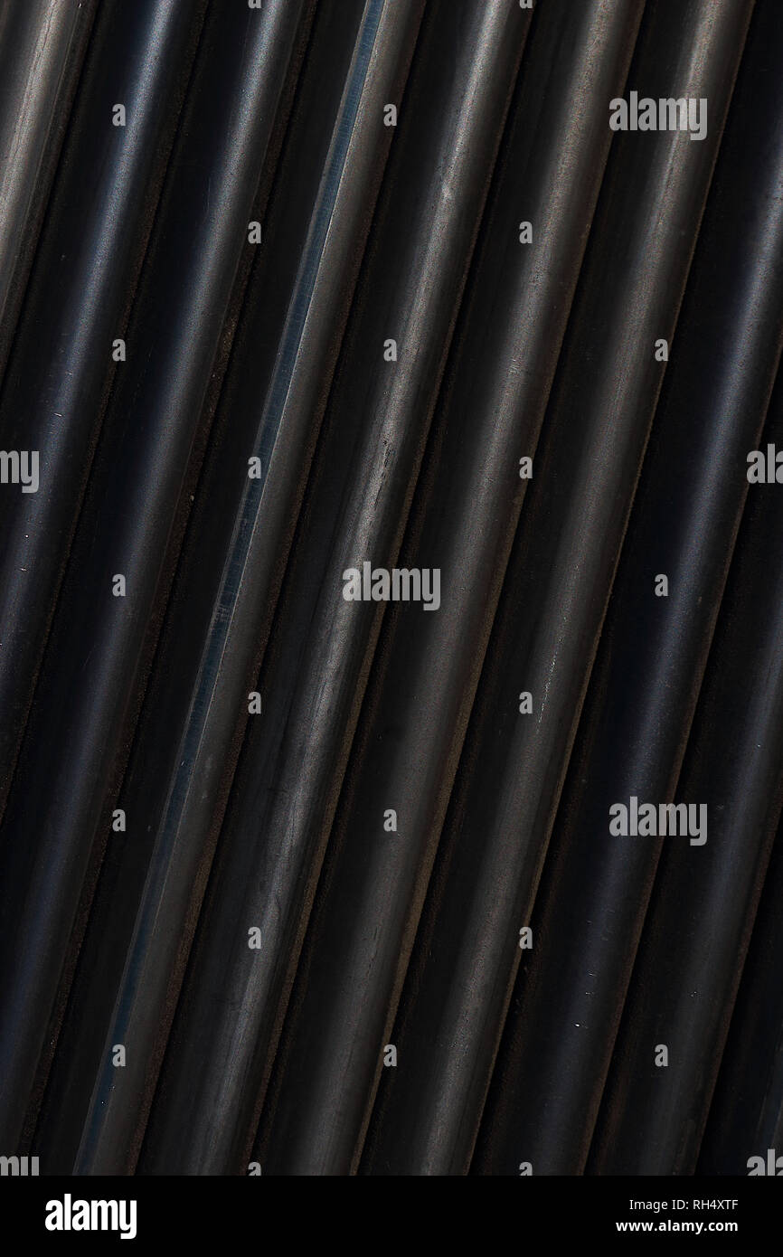 I tubi in acciaio al carbonio erano allineati in modo ordinato in fila. Foto Stock