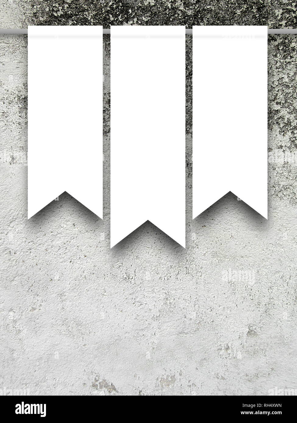 Tre standard bianco bandiera telai contro di cemento grigio Sfondo a parete Foto Stock