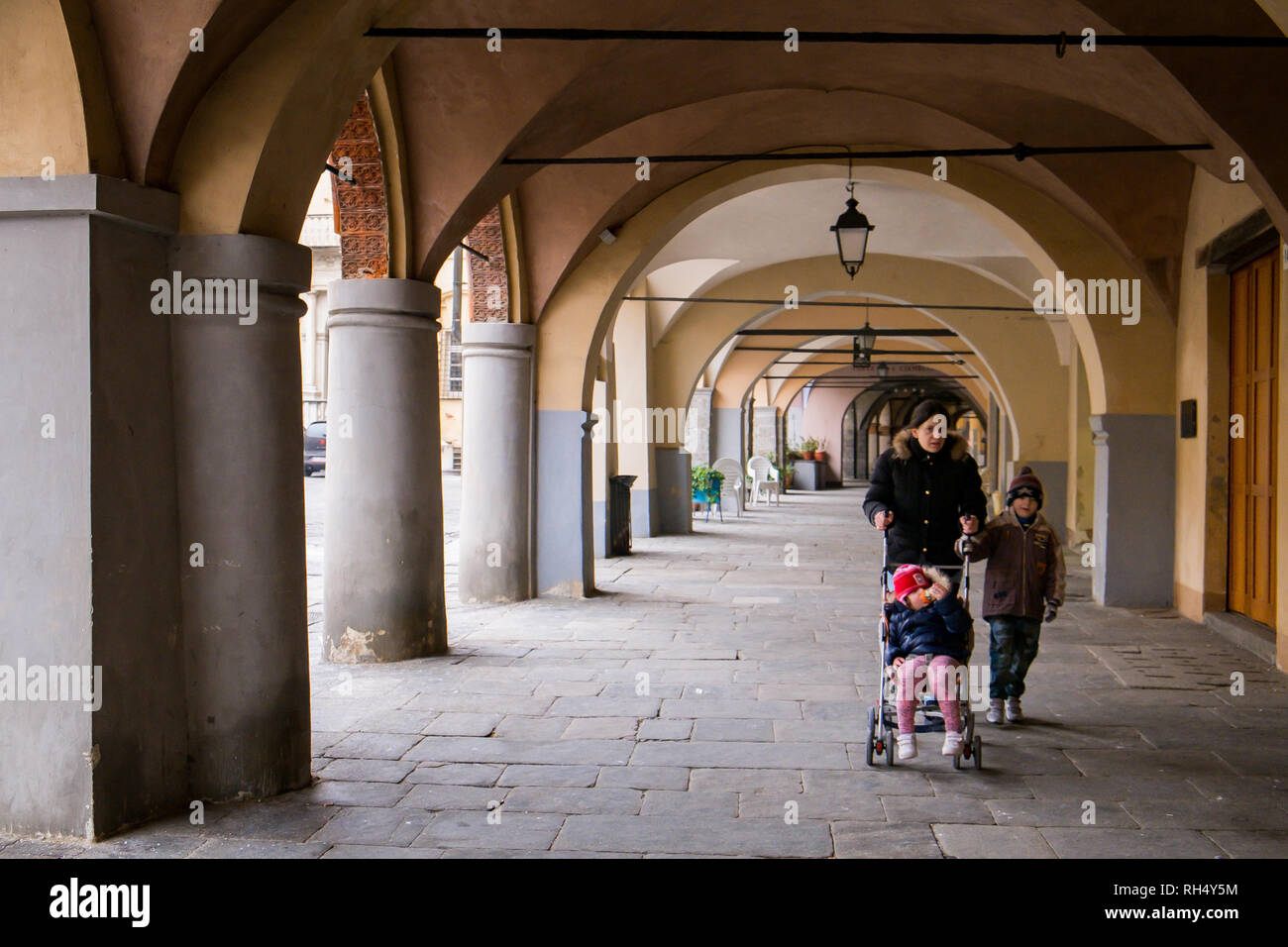CANDELO, BIELLA - MARZO 02, 2015: una passeggiata sotto i portici nella parte più alta del paese, il Piazzo con le strade medievali Foto Stock