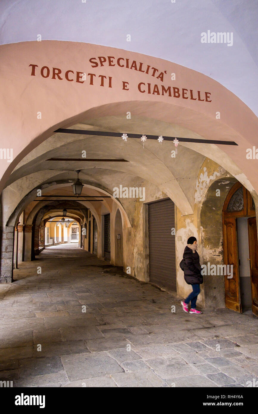 CANDELO, BIELLA - MARZO 02, 2015: una passeggiata sotto i portici nella parte più alta del paese, il Piazzo con le strade medievali Foto Stock