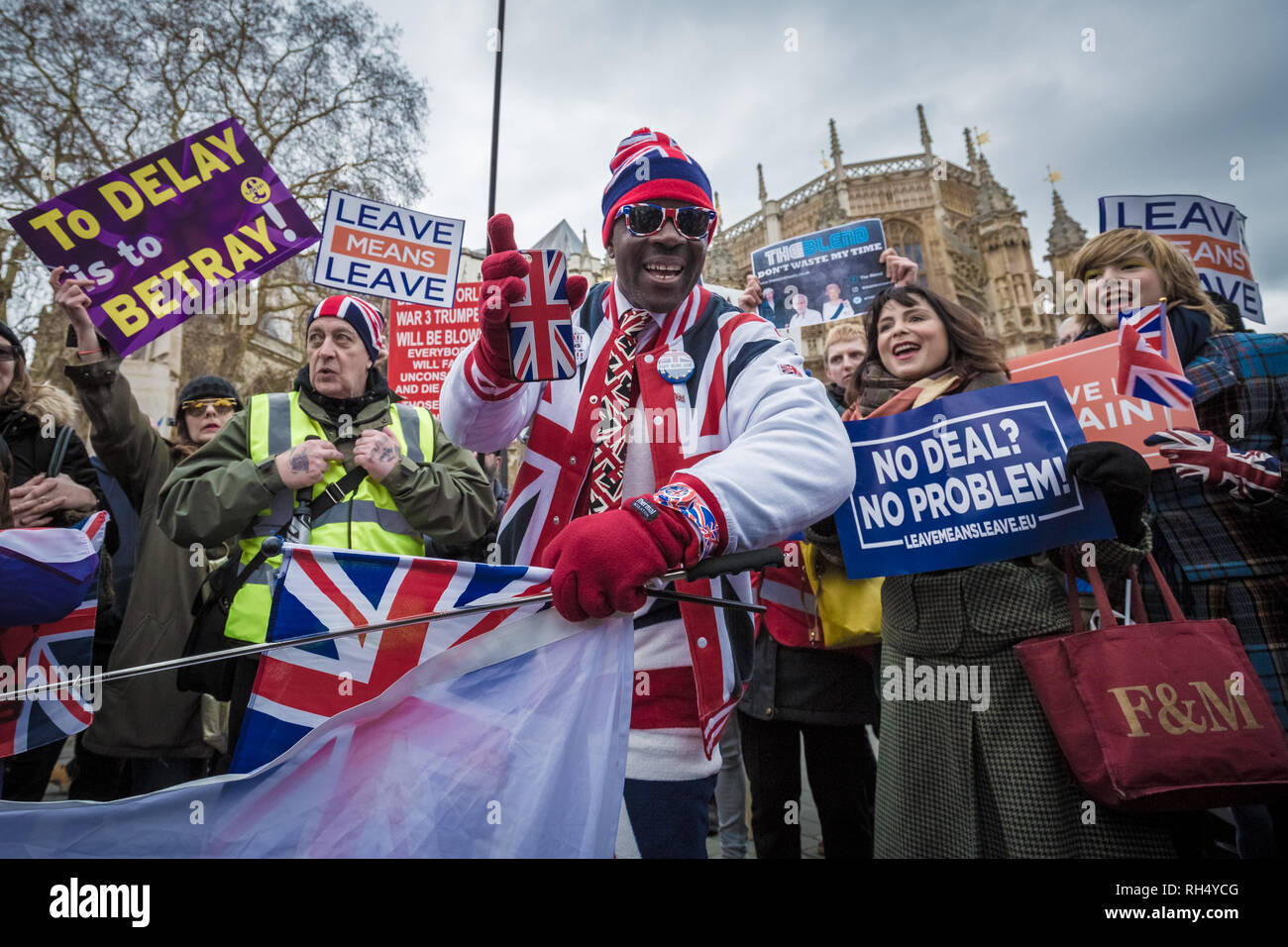 Pro e anti-Brexit manifestanti raccogliere e manifestare davanti agli edifici del parlamento di Westminster a Londra. Foto Stock