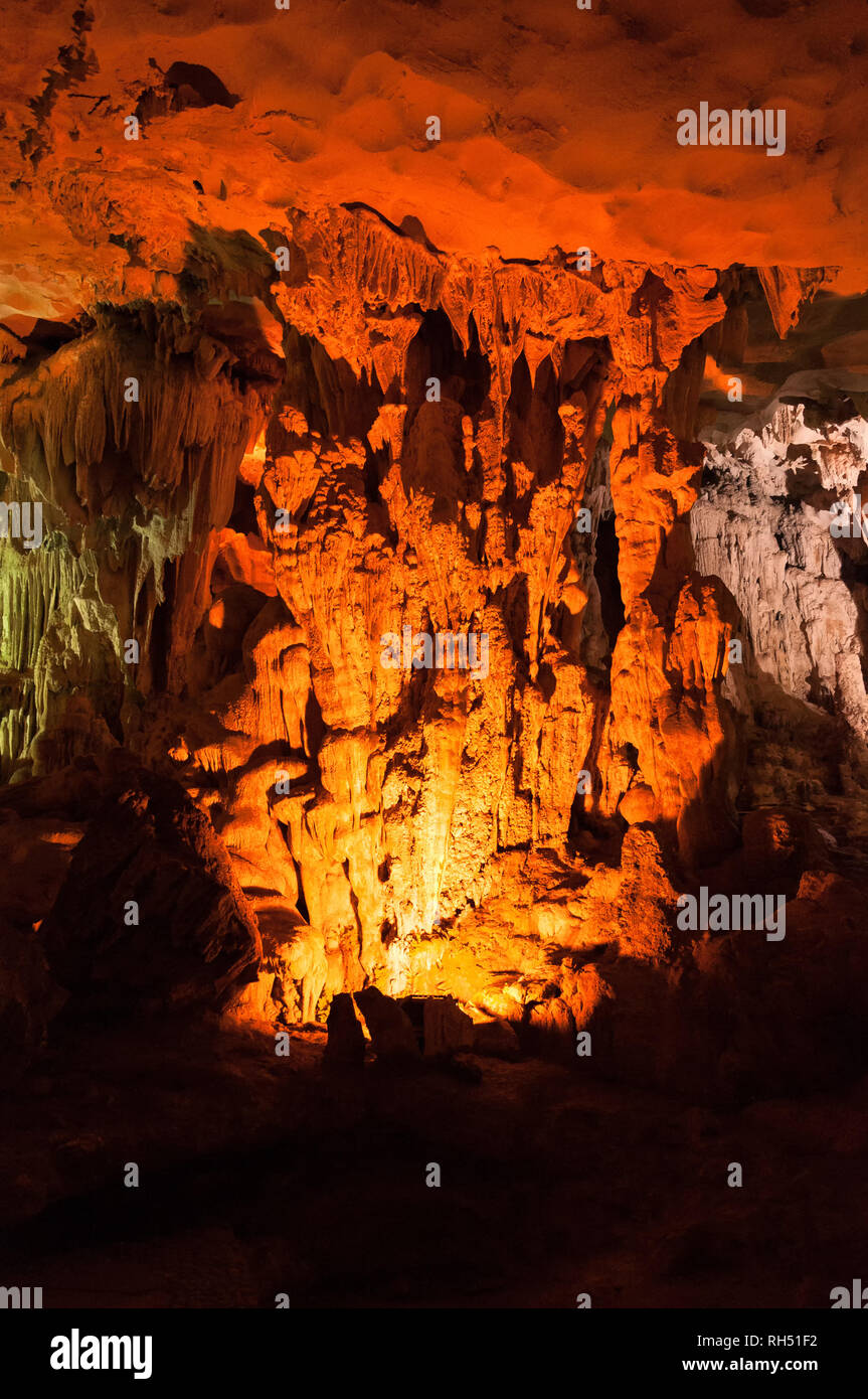 Interno del cantato Sot sistema su Bo Hon Isola, illuminato da artificiale luci colorate che mostra le stalattiti e le stalagmiti, la baia di Ha Long, Vietnam Foto Stock