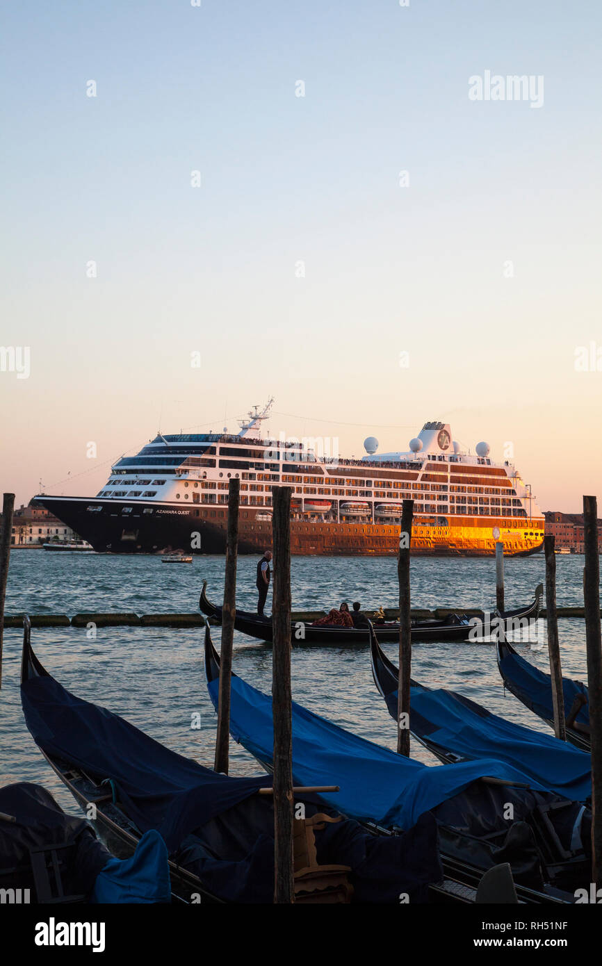 Grande nave passeggeri in partenza Venezia, Italia attraverso il canale della Giudecca al tramonto entrando in St Marks bacino e la laguna veneziana. Turismo e Viaggi Foto Stock