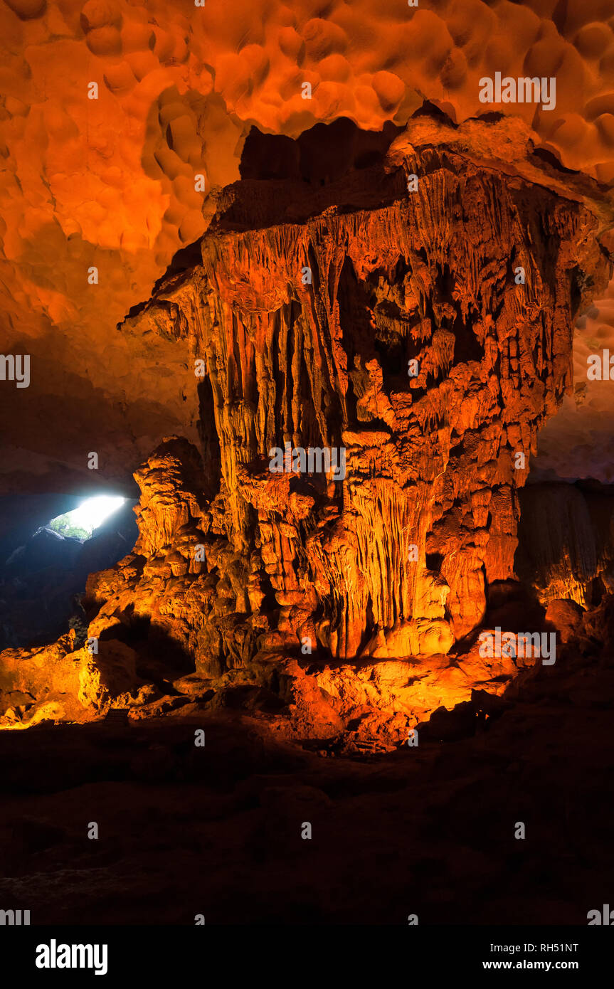 Interno del cantato Sot sistema su Bo Hon Isola, illuminato da artificiale luci colorate che mostra le stalattiti e le stalagmiti, la baia di Ha Long, Vietnam Foto Stock