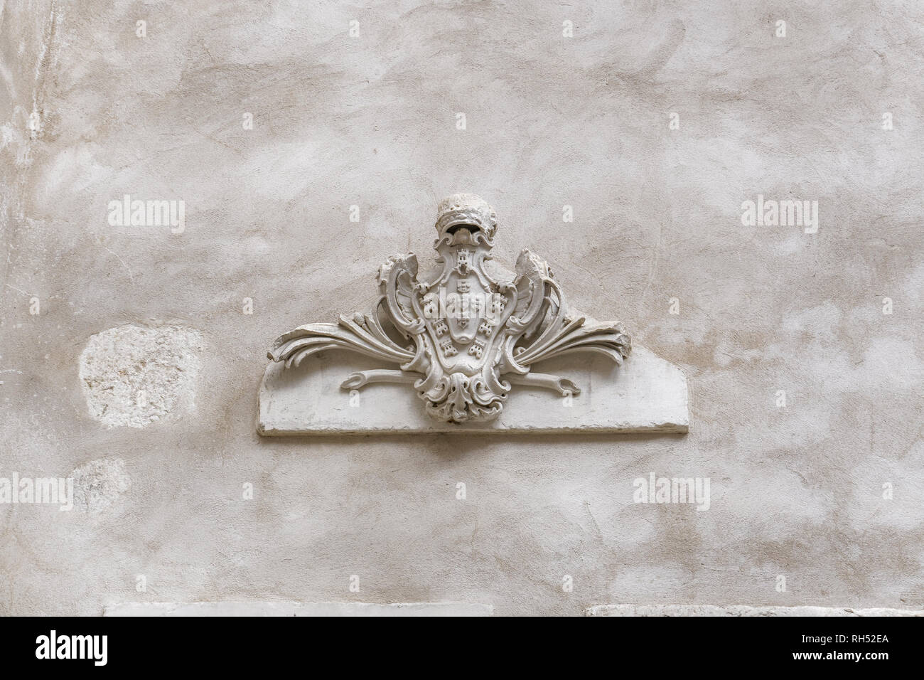 Lisbona, Portogallo Carmo Convento artefatti. Navata principale pareti adornate con dettagli scolpiti nel Convento di Nostra Signora del Monte Carmelo. Foto Stock