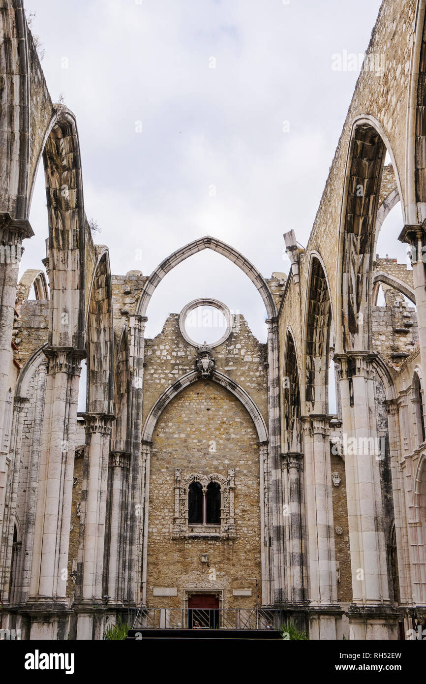 Lisbona, Portogallo Carmo Convento rovine della chiesa.Vista della navata principale rovine e archi del Convento di Nostra Signora del Monte Carmelo, Convento da Ordem do Carmo. Foto Stock