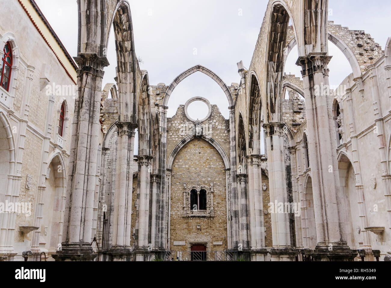 Lisbona, Portogallo Carmo Convento rovine della chiesa.Vista della navata principale rovine e archi del Convento di Nostra Signora del Monte Carmelo, Convento da Ordem do Carmo. Foto Stock