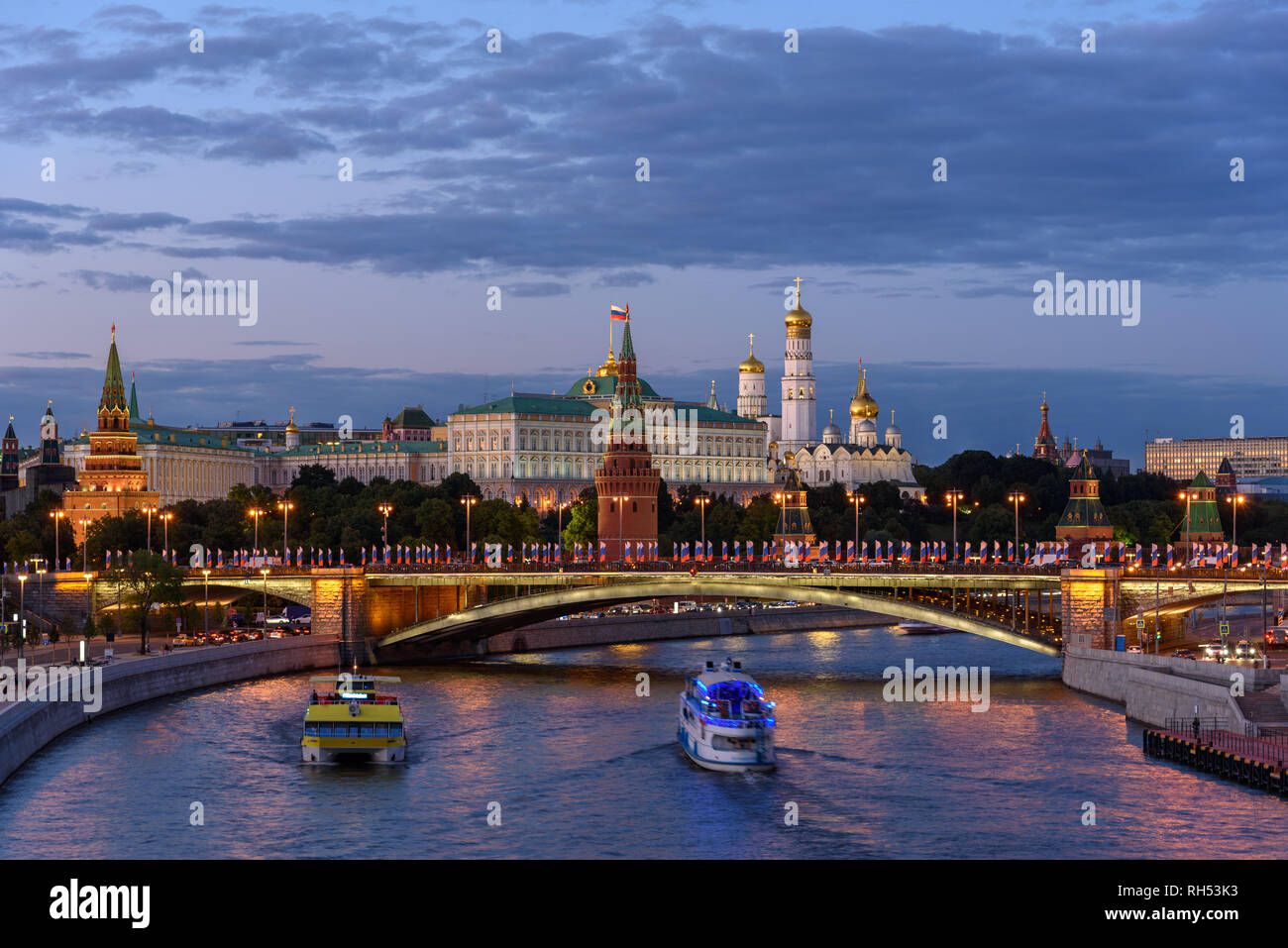 Il principale punto di riferimento di Mosca - il Cremlino in serata Foto Stock