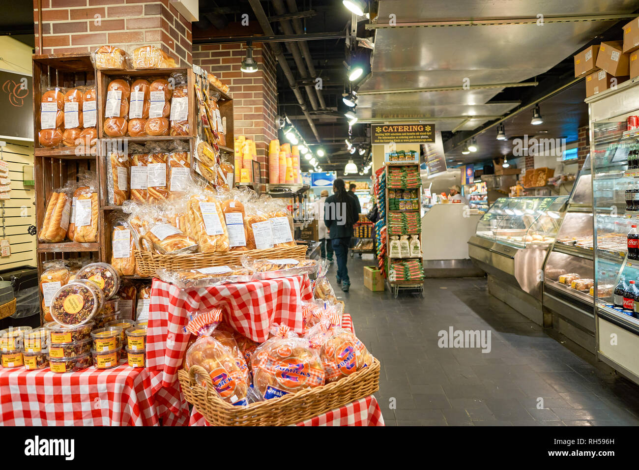 NEW YORK - CIRCA NEL MARZO 2016: all'interno del garage Gourmet. Garage Gourmet è una società privata di mini-catena di specialty/naturale mercati alimentari con sede ho Foto Stock