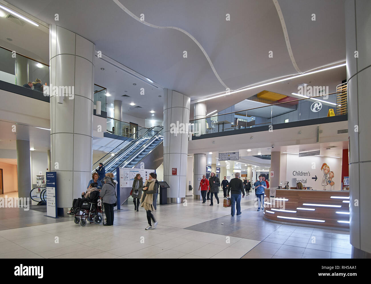 Sala principale all'ingresso del Queen Elizabeth University Hospital di Glasgow Foto Stock