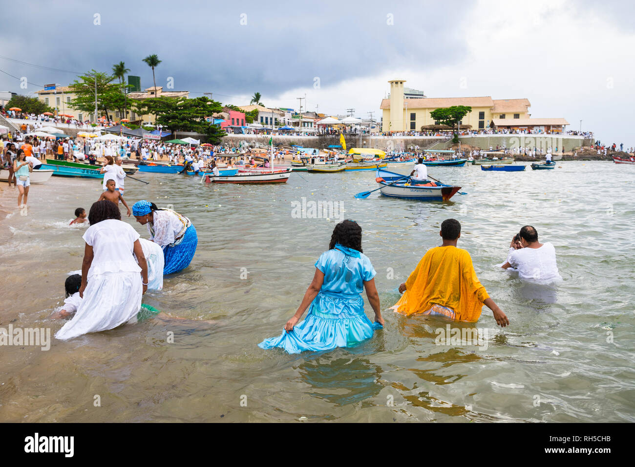 SALVADOR, Brasile - 2 febbraio 2016: adoratori al Festival di Yemanja wade in mare per una cerimonia di purificazione a Rio Vermelho beach. Foto Stock