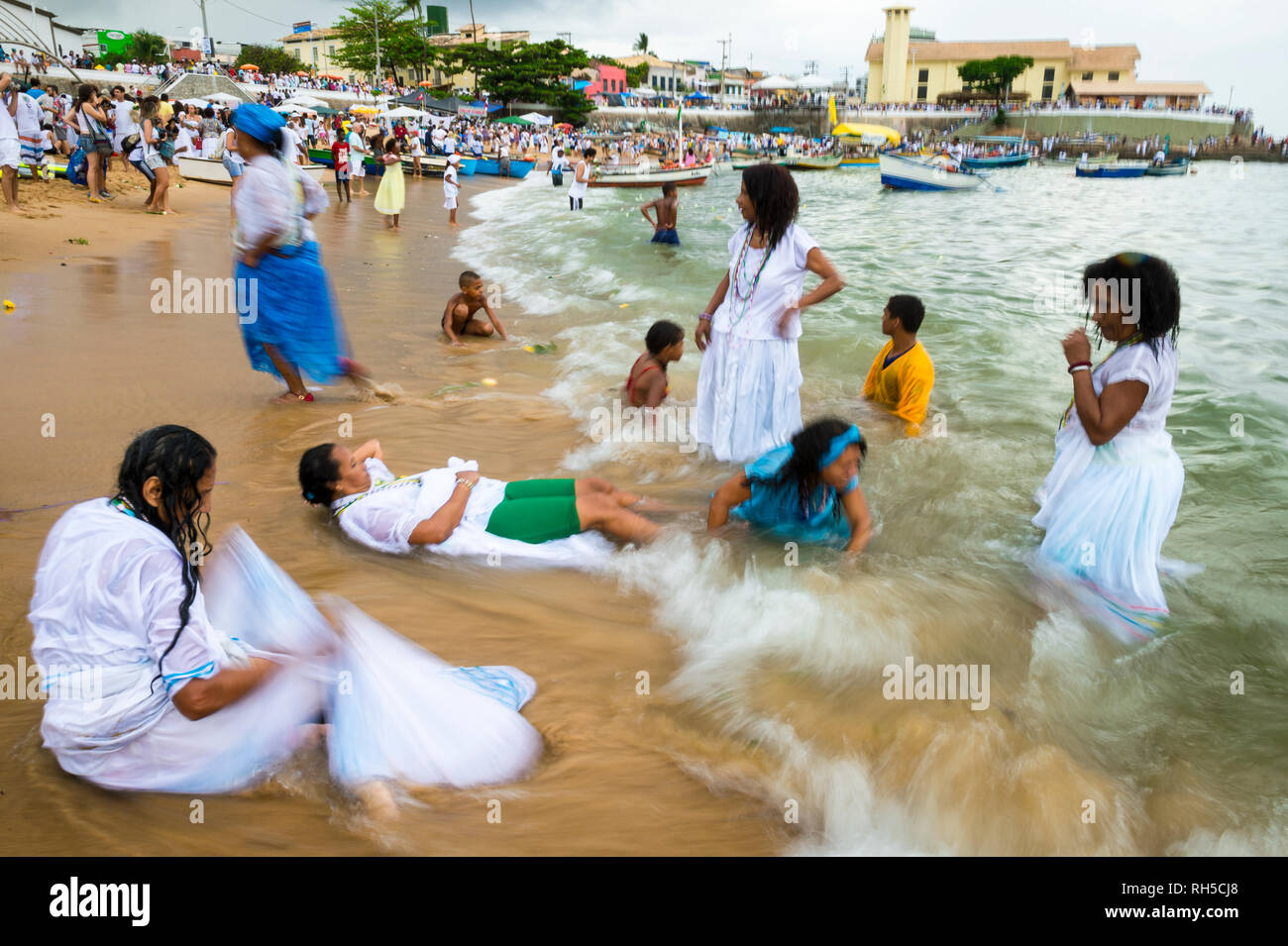 SALVADOR, Brasile - 2 febbraio 2016: un gruppo di partecipanti al festival annuale di Yemanja raccogliere in motion blur per bagnarsi nel mare per un rituale. Foto Stock