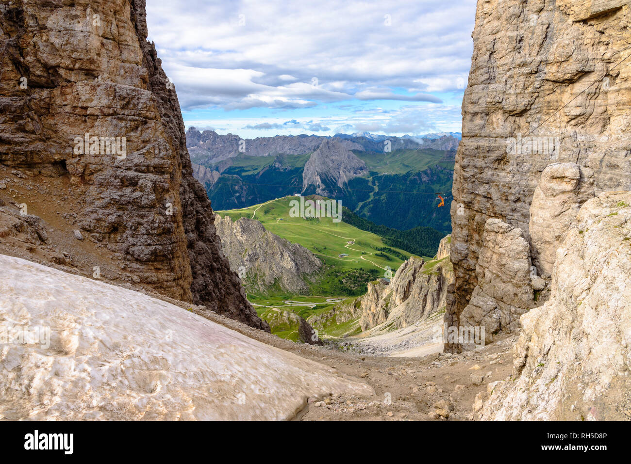 Guardando verso il basso tra pareti di roccia verso il Passo Pordoi dal massiccio del Sella Foto Stock